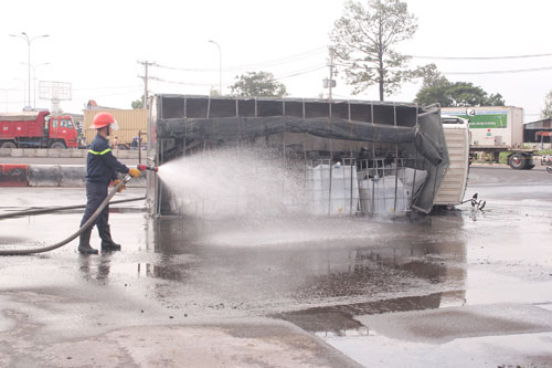 Cảnh sát PCCC phải xịt hơn 5 xe nước để rửa trôi axit