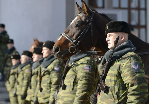 Các tay súng nổi dậy bảo vệ buổi lễ nhậm chức của lãnh đạo Donetsk Alexander Zakharchenko - Ảnh: AFP