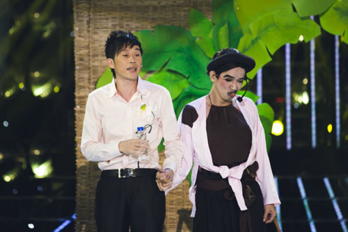Giám khảo Hoài Linh cũng hào hứng lên sân khấu diễn cùng hai thí sinh