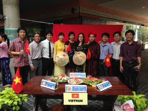 Gian hàng ẩm thực của sinh viên Việt Nàm