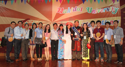 Sinh viên Việt Nam chụp ảnh lưu niệm