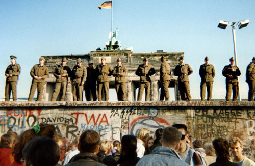 Lính biên phòng Đông Đức đứng gác trên một đoạn Bức tường Berlin trước cổng Brandenburg ngày 11.11.1989 - Ảnh: AFP