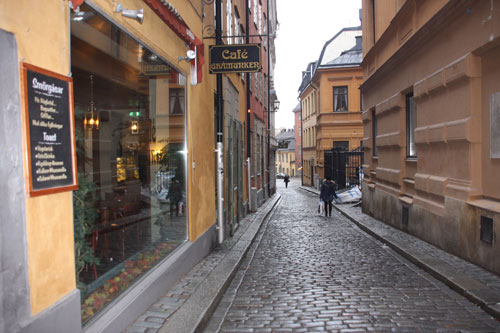 Một con đường nhỏ lát đá từ thời Trung cổ trong cổ trấn Gamla Stan - Ảnh: V.A