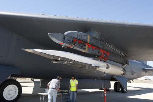 X-51A được treo dưới cánh của máy bay ném bom B-52 trong một lần thử nghiệm - Ảnh: USAF