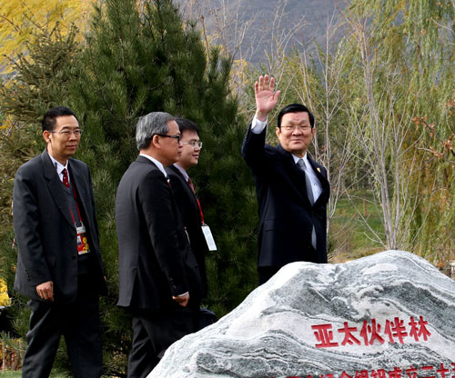Chủ tịch nước Trương Tấn Sang cùng lãnh đạo các nền kinh tế APEC trồng cây lưu niệm tại Vườn Mùa hè, bên ngoài Trung tâm hội nghị quốc tế Hồ Nhạn Thê (Bắc Kinh) - Ảnh: Giản Thanh Sơn