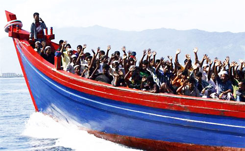 Người Rohingya vượt biên tị nạn trên những con tàu bằng gỗ thế này - Ảnh minh hoạ: Reuters