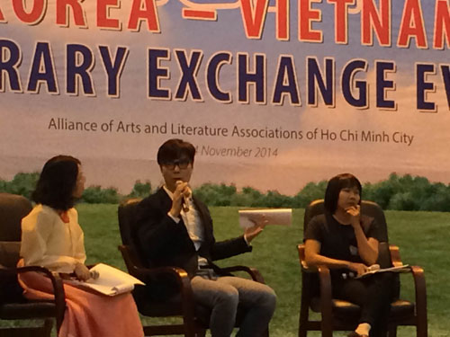 Nhà văn Kim Young Ha (giữa) và nhà văn Nguyễn Ngọc Tư trong buổi giao lưu sáng ngày 14.11 - Ảnh: Ngọc Bi