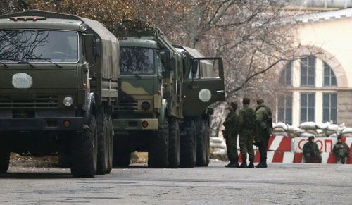 Các tay súng và xe quân sự không rõ nguồn gốc hiện diện tại Donetsk - Ảnh: Reuters