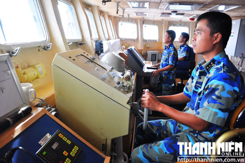 Sĩ quan hàng hải điều khiển con tàu