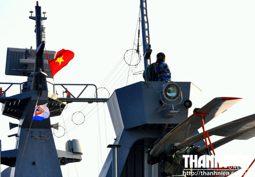 Quốc kỳ và hải kỳ tung bay trên nóc tàu, cùng những đôi mắt cảnh giác giữ con tàu, khẳng định vị thế quốc gia trên biển