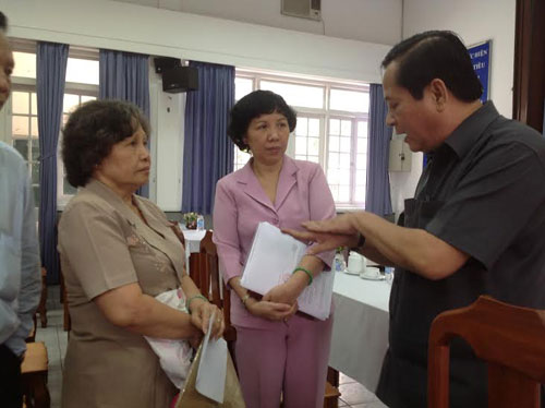 Ông Nguyễn Hữu Tín (phải) trao đổi với cử tri quận 5 - Ảnh: Đình Phú