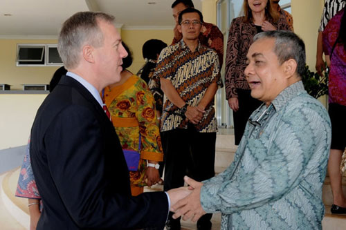 Ông Ted Osius (trái) được chính thức bổ nhiệm đại sứ Mỹ tại Việt Nam, sau khi được Thượng viện Mỹ biểu quyết tán thành tối 18.11.2014 - Ảnh: Đại sứ quán Mỹ tại Indonesia