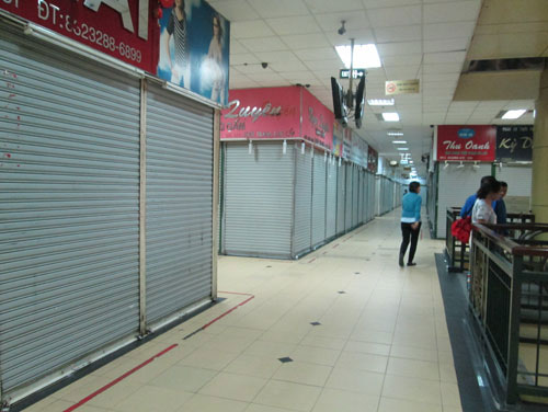 Tiểu thương có sạp kinh doanh tại trung tâm thương mại An Đông Plaza đồng loạt đóng cửa - Ảnh: Độc Lập