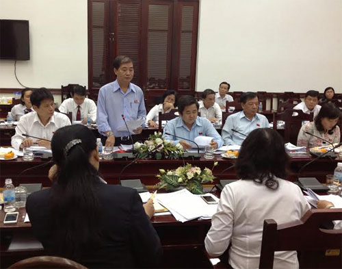 Ông Trương Lâm Danh, Phó ban Pháp chế HĐND TP.HCM (đứng) phát biểu tại buổi giám sát
