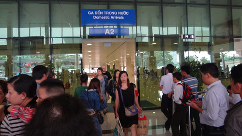 Những hành khách đầu tiên trên chuyến bay nội địa đáp xuống Tân Sơn Nhất sau khi sự cố được khắc phục