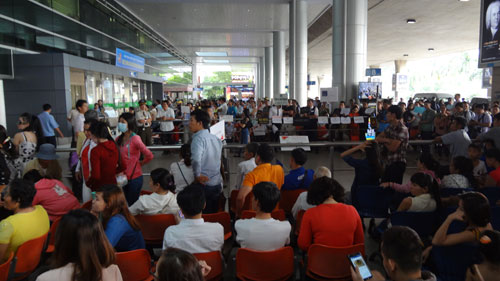 Cửa đến của nhà ga quốc tế sân bay Tân Sơn Nhất rất đông người chờ đón người thân, khách du lịch,…