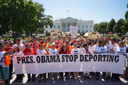 Một cuộc biểu tình phản đối việc trục xuất người nhập cư lậu trước Nhà Trắng - Ảnh: AFP