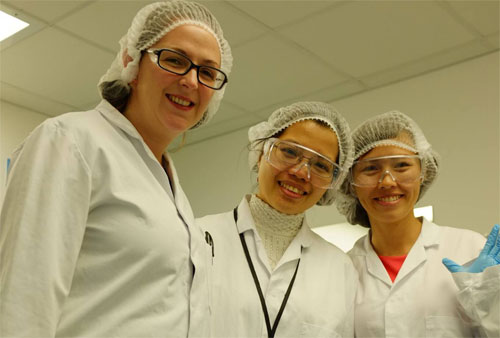 Tiến sĩ Lê Thị Lý (bìa phải) cùng đồng nghiệp tại một trung tâm phát triển dược phẩm ở Ireland - Ảnh: Nhân vật cung cấp