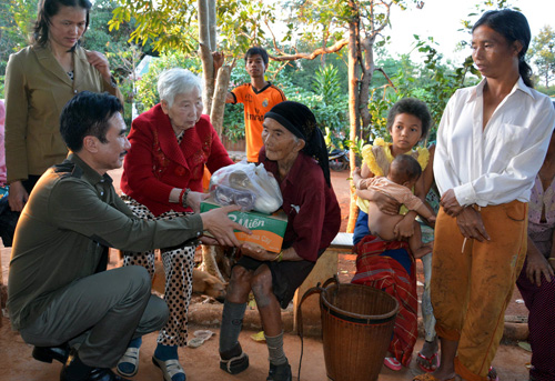 Ông Đỗ Vẫn Trọn, Chủ tịch Hội Việt thiện, trao quà cho người dân làng phong ở H.Ia Grai - Ảnh: Trần Hiếu