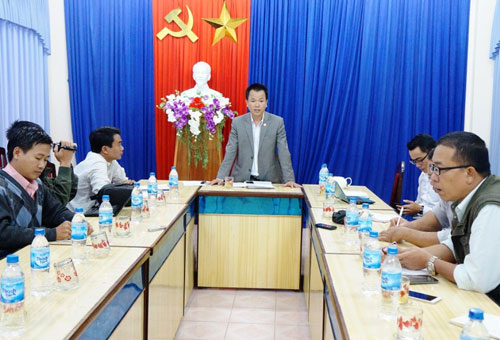 Ông Nguyễn Minh Nam, Chánh văn phòng UBND TP.Tam Kỳ cung cấp thông tin cho báo chí - Ảnh: Hoàng Sơn