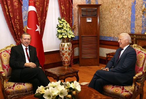 Tổng thống Thổ Nhĩ Kỳ Tayyip Erdogan và phó Tổng thống Mỹ Joe Biden - Ảnh: Reuters