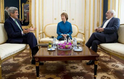 Ngoại trưởng Mỹ John Kerry đại diện đàm phán của EU Catherine Ashton và Ngoại trưởng Iran Javad Jarif - Ảnh: Reuters