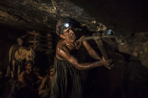 Công nhân đang khai thác than tại một hầm mỏ ở Pakistan - Ảnh: Reuters.