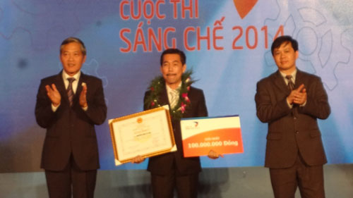 Anh Nguyễn Long Uy Bảo (người giữa), tác giả của sáng chế "Giường cho người bất động" 2