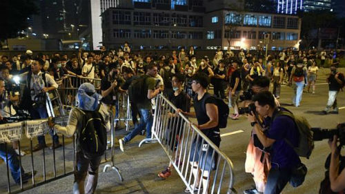Tòa án yêu cầu người biểu tình Hồng Kông dọn chướng ngại vật - Ảnh: AFP