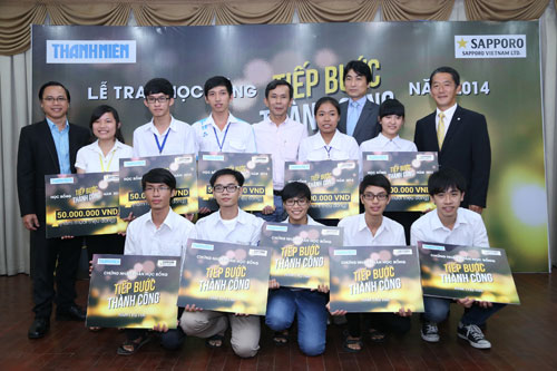 Báo Thanh Niên và Sapporo Việt Nam trao học bổng 'Tiếp bước thành công 2014' cho tân sinh viên