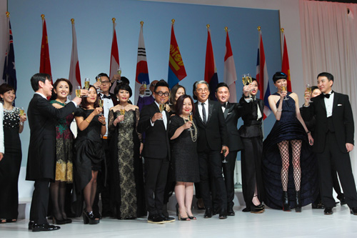 Các nhà thiết kế thời trang nổi tiếng thế giới tại lễ trao giải của Hiệp hội Thời trang cao cấp châu Á - Ảnh: P.C.T