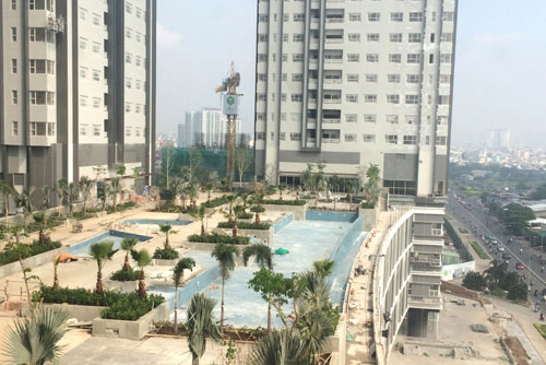 Hồ bơi tràn tọa lạc tại tầng 5 của dự án Sunrise City – Central Towers đang dần được hoàn thiện mỗi ngày 2