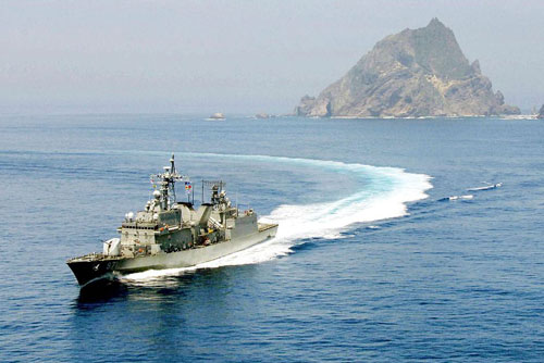 Tàu khu trục của Hàn Quốc trong một đợt tuần tra gần nhóm đảo Dokdo/Takshima đang có tranh chấp với Nhật - Ảnh:AFP