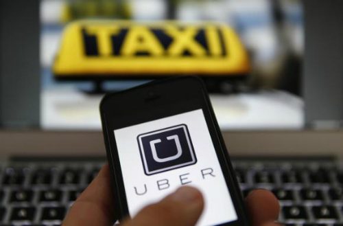 Ứng dụng Uber giúp kết nối người có xe và hành khách có nhu cầu - Ảnh: Reuters