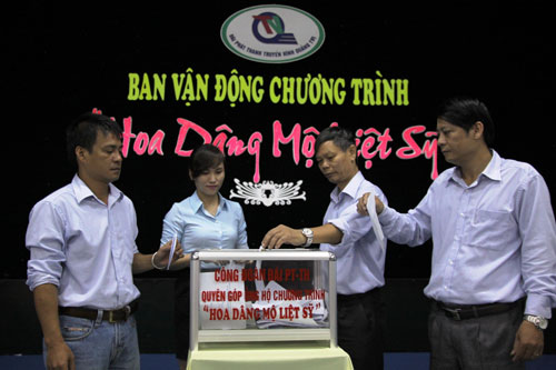 Cán bộ, nhân viên Đài PTTH Quảng Trị ủng hộ chương trình “Hoa dâng mộ liệt sĩ”