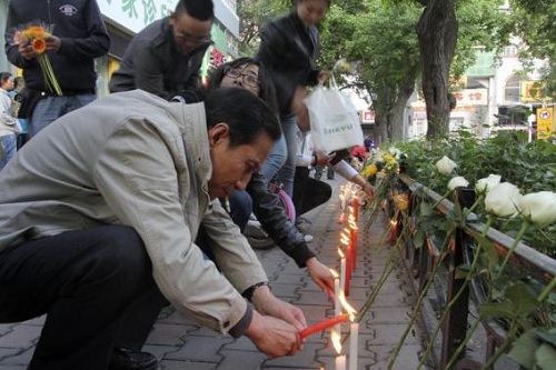 Người dân tưởng niệm các nạn nhân trong vụ đánh bom ở Urumqi, Tân Cương hồi 5.2014