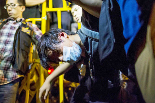 Bạo lực ác liệt bùng phát ở Hồng Kông