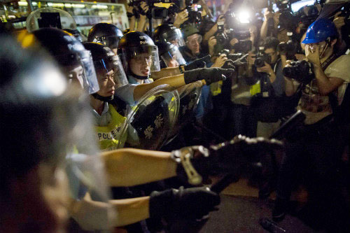 Cảnh sát đàn áp người biểu tình tại Vượng Giác - Ảnh: Reuters