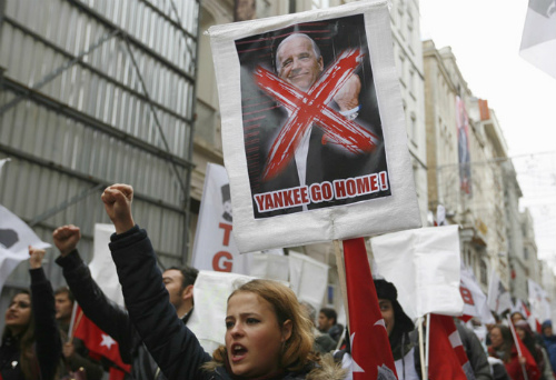 Người biểu tình phản đối chuyến thăm của Phó tổng thống Mỹ Joe Biden tại Thổ Nhĩ Kỳ ngày 22.11