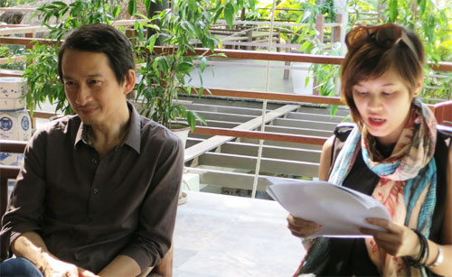 Đạo diễn Trần Anh Hùng đang chữa kịch bản cho đạo diễn trẻ Nha Trang, chuẩn bị cho buổi thi thuyết trình dự án phim