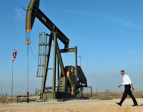Tổng thống Mỹ Barack Obama thăm một giàn khoan dầu - Ảnh: AFP