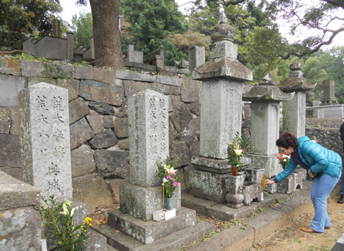 Khu mộ của thương gia Araki Sotaro và công nương Ngọc Hoa - Ảnh: Đoàn Xuân Hải