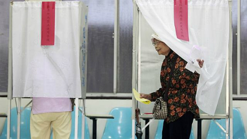 Một cử tri tại một điểm bỏ phiếu ở Đài Bắc - Ảnh: Reuters