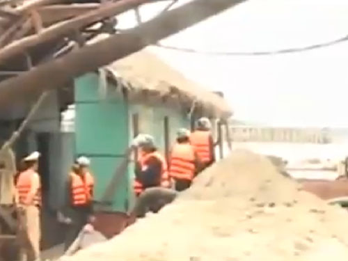 Hơn 200 cảnh sát truy bắt hút trộm cát trên sông Hồng