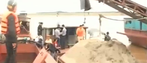 Hơn 200 cảnh sát truy bắt hút trộm cát trên sông Hồng