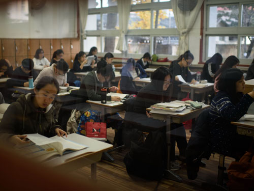 Quan chức Hàn Quốc từ chức vì đề thi đại học có lỗi