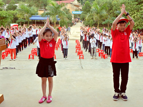 Học sinh vùng cao đón niềm vui từ biệt đội tay sạch