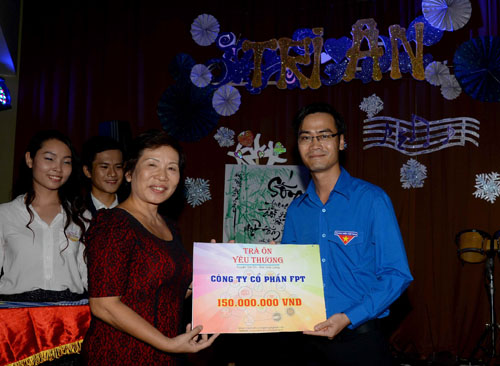 Đại diện FPT trao tiền gây quỹ giúp người dân và trẻ em nghèo ở huyện Trà Ôn, tỉnh Vĩnh Long - Ảnh: Diệp Đức Minh