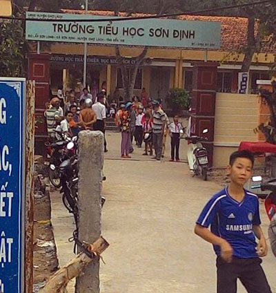 Ngã cửa cổng trường, một học sinh tử vong