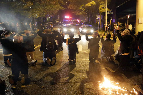 Chùm ảnh: Ferguson lại chìm trong khói lửa 3